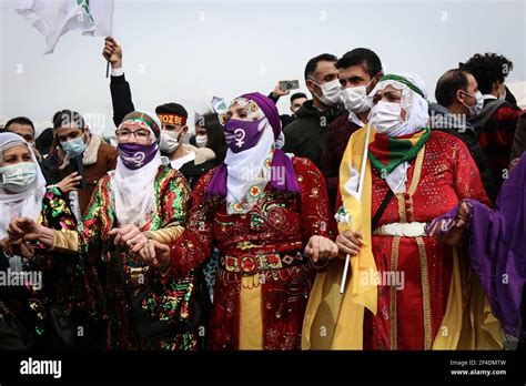 Mujeres kurdas vestidas con ropa tradicional durante la celebración