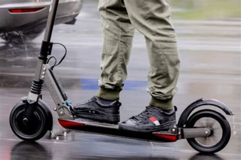 Se puede conducir un patinete eléctrico bajo la lluvia Ojo con estos