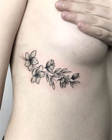 Ramo De Flores Delicadas No Estilo Blackwork Na Costela Pr Ximo Ao