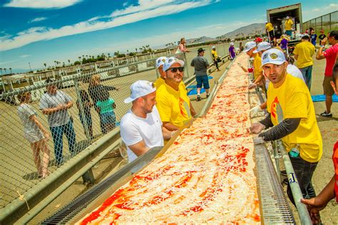 America Now Holds The Record For The World S Longest Pizza