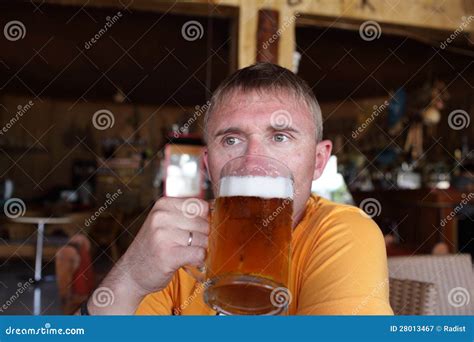 Cerveja Bebendo Do Homem Imagem De Stock Imagem De Ocasional