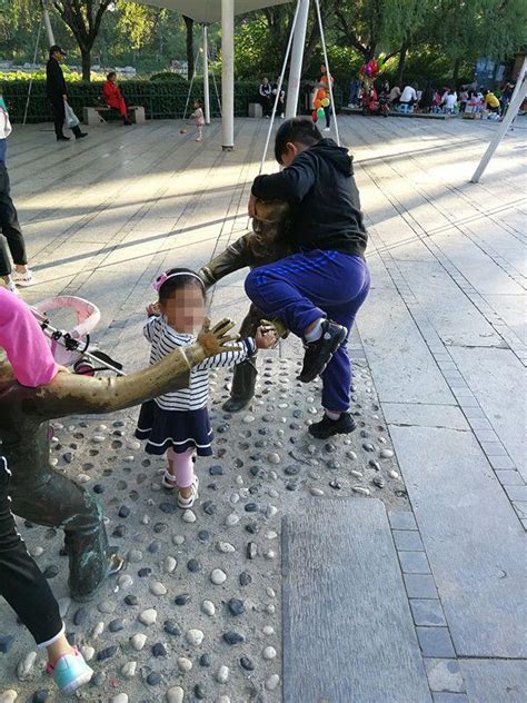 孩子攀爬玩耍 百花公園的這個雕塑「很受傷」 每日頭條