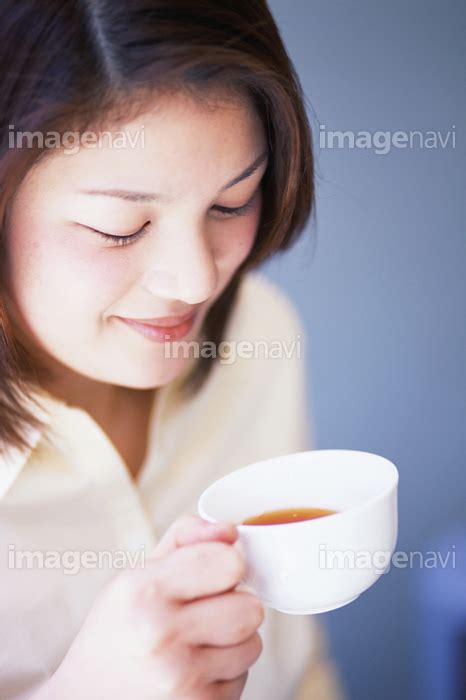 【紅茶を飲む女性】の画像素材10014759 写真素材ならイメージナビ