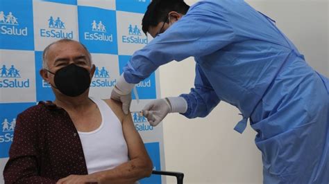 EsSalud La Libertad promueve vacunación contra el Covid 19 influenza y