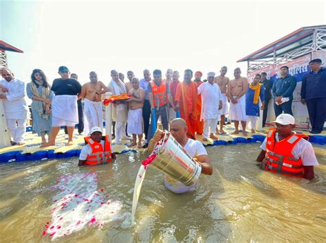 Prayagraj: Samajwadi Party president Akhilesh Yadav performs rituals ...