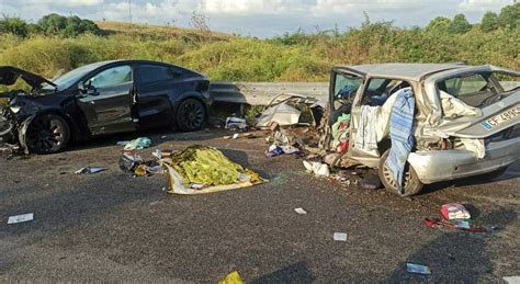 Incidente Laurentina Suv Tesla Contromano 20enne Alla Guida