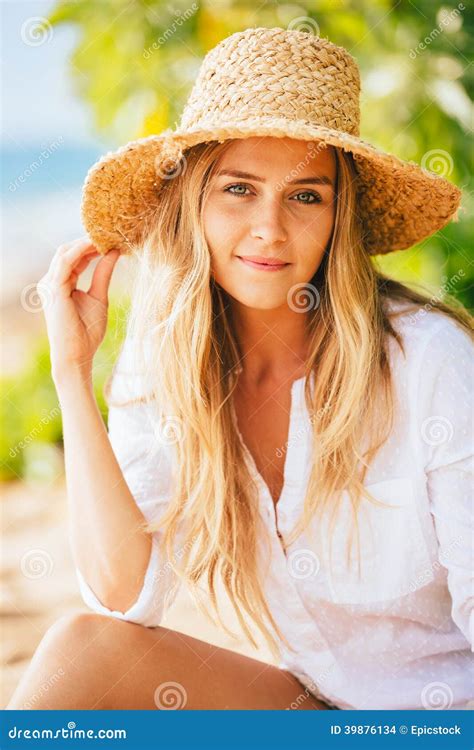 Portrait De Belle Fille Blonde Sur La Plage Photo Stock Image Du