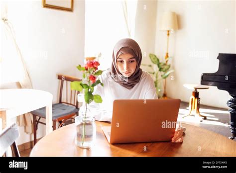 Femme musulmane qui prépare le repas Banque de photographies et d