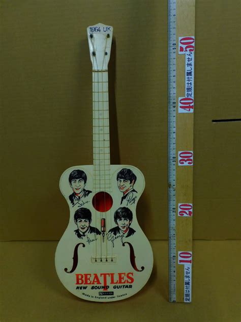 【やや傷や汚れあり】送料込み（沖縄以外） The Beatles New Sound Guitar Made In England Toy Guitar 4弦トイギター ベース ウクレレ