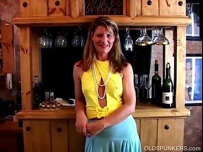 Fit Mature Swinger Fucks Her Wet Pussy XNXX