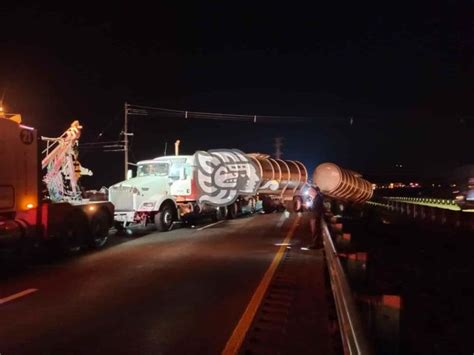 Tráiler doble pipa se accidenta en la autopista Orizaba Córdoba