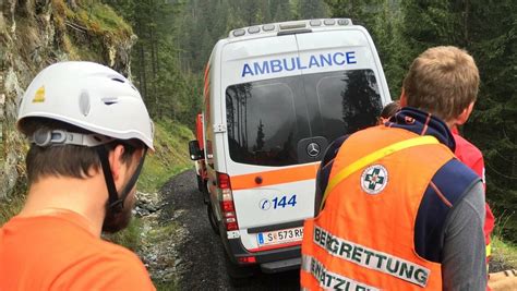 Schwerer Unfall in Altenmarkt Pkw stürzte 80 Meter in Tiefe SN at