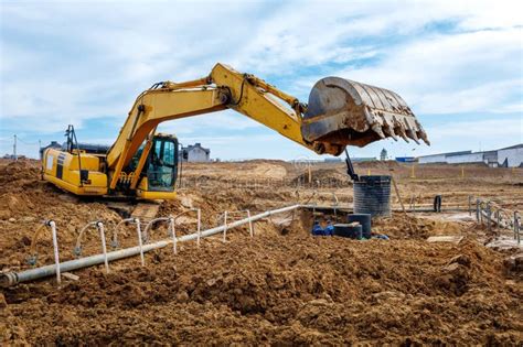 Excavadora Excavar Las Trincheras En Una Obra De Construcción