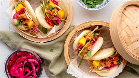 Bao Buns Met Jackfruit Rendang Gepekelde Rode Kool En Mango De Hippe