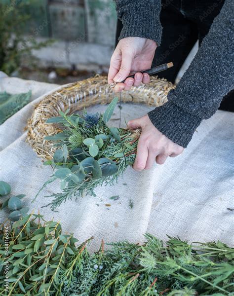 Kranz Binden Mit Eukalyptus Distel Mimose Und Zypresse Adventskranz