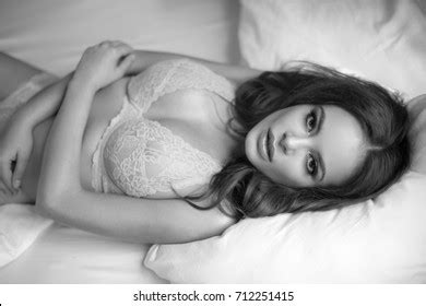 Portrait Nude Woman Bed Model Posing库存照片2253110379 Shutterstock