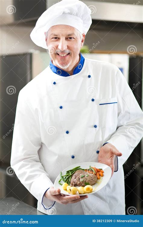 Retrato De Um Cozinheiro Chefe Em Sua Cozinha Imagem De Stock Imagem