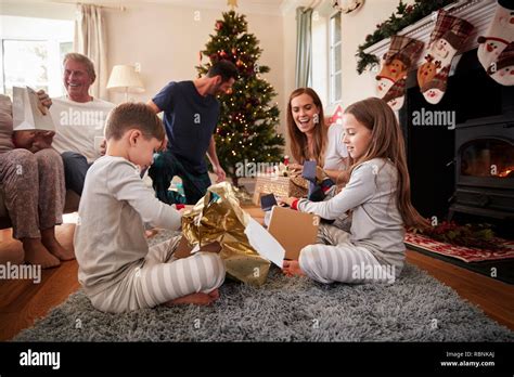 Tres Regalos Fotograf As E Im Genes De Alta Resoluci N Alamy