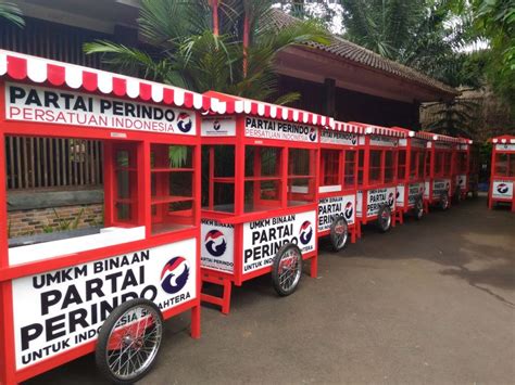 Penyerahan Gerobak UMKM Bukti Perindo Memiliki Program Yang Nyata