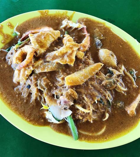 This Famous Stall At Bukit Timah Draws Huge Crowds For Their Satay Bee