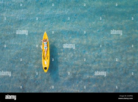 Gelber bikini Fotos und Bildmaterial in hoher Auflösung Alamy