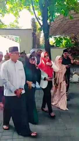 Menparekraf Sandiaga Uno Ziarah Ke Makam Sunan Ampel Youtube