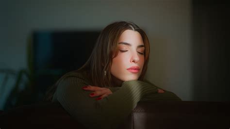 Photo Libre De Droit De Portrait Dune Belle Jeune Femme De La Génération Z Assise Sur Un Canapé