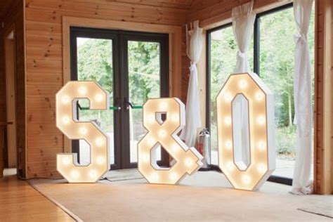 É trend Veja como incluir o letreiro neon na decoração no casamento