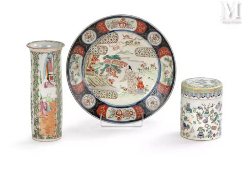 Réunion de trois porcelaines asiatiques Lot 131 enchères