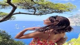 Cute ananya pandey shared hot pics in green printed bikini check out बकन म धप क मज