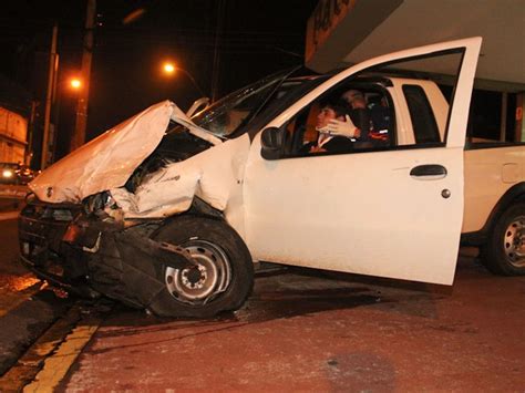 G1 Colisão Entre Dois Carros Deixa Dois Jovens Feridos Na Rua Em São