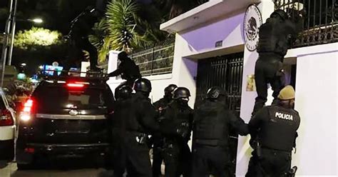 Policías irrumpen en la Embajada de México en Quito