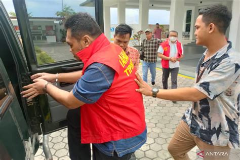 Jaksa Perpanjang Penahanan Dua Tersangka Korupsi Dana Kur Di Lombok