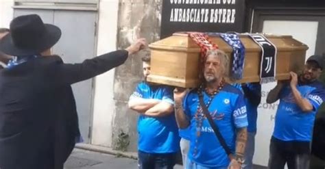 VIDEO Festa Scudetto A Napoli Si Prepara Il Funerale A Inter Juve E