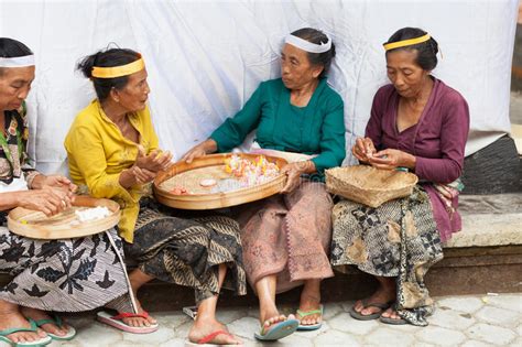 Las Mujeres Del Balinese Hacen Los Dulces Para Las Ofrendas Imagen De