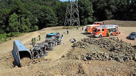 Remscheid Lkw Kippt Um Fahrer Eingeklemmt