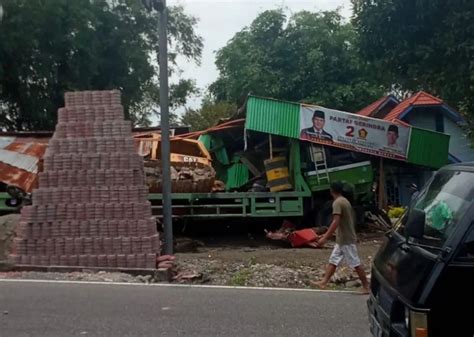 Truk Pengangkut Alat Berat Tabrak 7 Kendaraan Di Tanah Datar Arparts