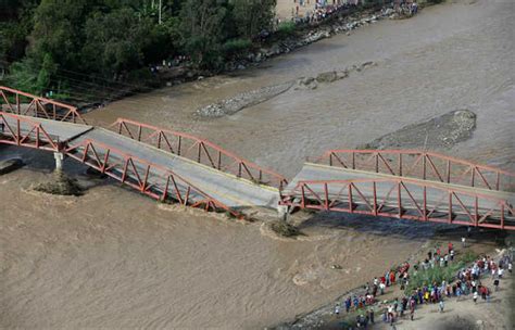 Perú Puente colapsó y dejó al menos tres desaparecidos