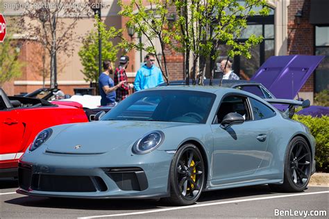 Grey Porsche 911 Gt3