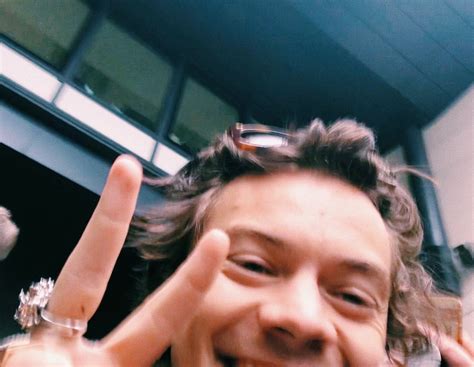 Pin By Abby On Harry Styles Harry Styles Selfie Harry Styles Photos Harry Styles Pictures