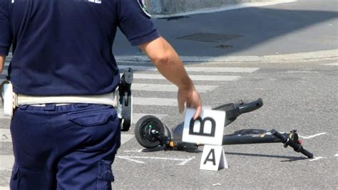 Ragazzo E Colpito Con Un Machete Mentre Era Su Un Monopattino Con La