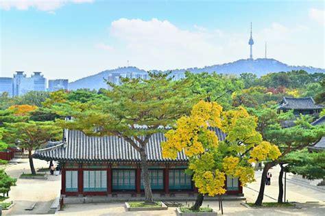 Autumn of Korean Tradition Architectural of Changgyeonggung Palace and ...