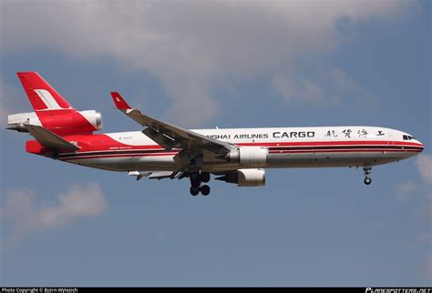 B 2177 Shanghai Airlines McDonnell Douglas MD 11F Photo by Björn