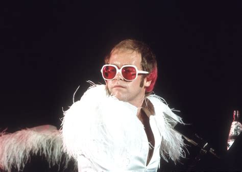 Sir Elton John será homenajeado en Harvard por su ayuda en la lucha