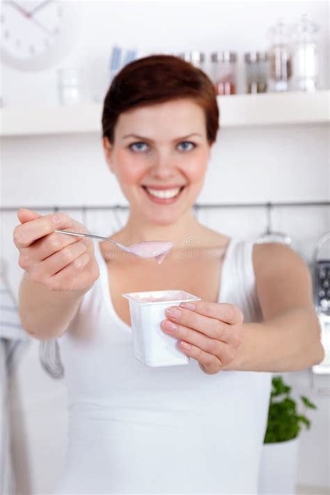 Yogur De Ofrecimiento De La Mujer Hermosa Como El Desayuno O Bocado