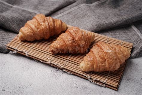 Croissants Recién Horneados Por La Mañana Con Un Aroma Dulce Sobre Un