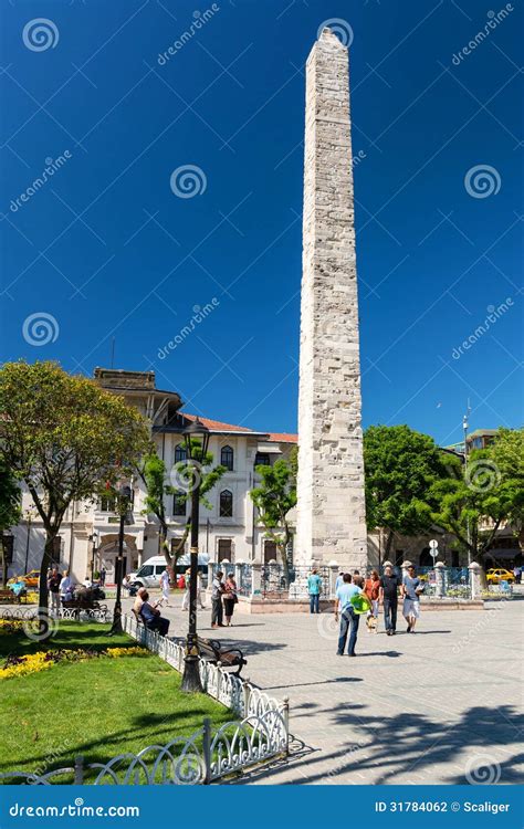 Turistas Que Visitan El Obelisco Emparedado En El Hipódromo Estambul