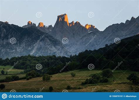 Picu Naranjo De Bulnes Urriellu Vom Ausblickpunkt Pozo De La Oracion An