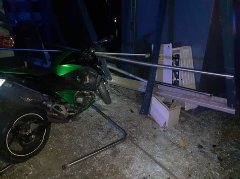 FOTO Un motociclist a fost rănit într un accident rutier Tânărul a