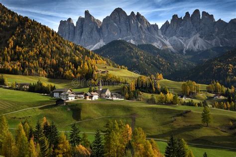 Igreja De St Magdalena Na Frente Dos Picos De Montanha Das Dolomites De